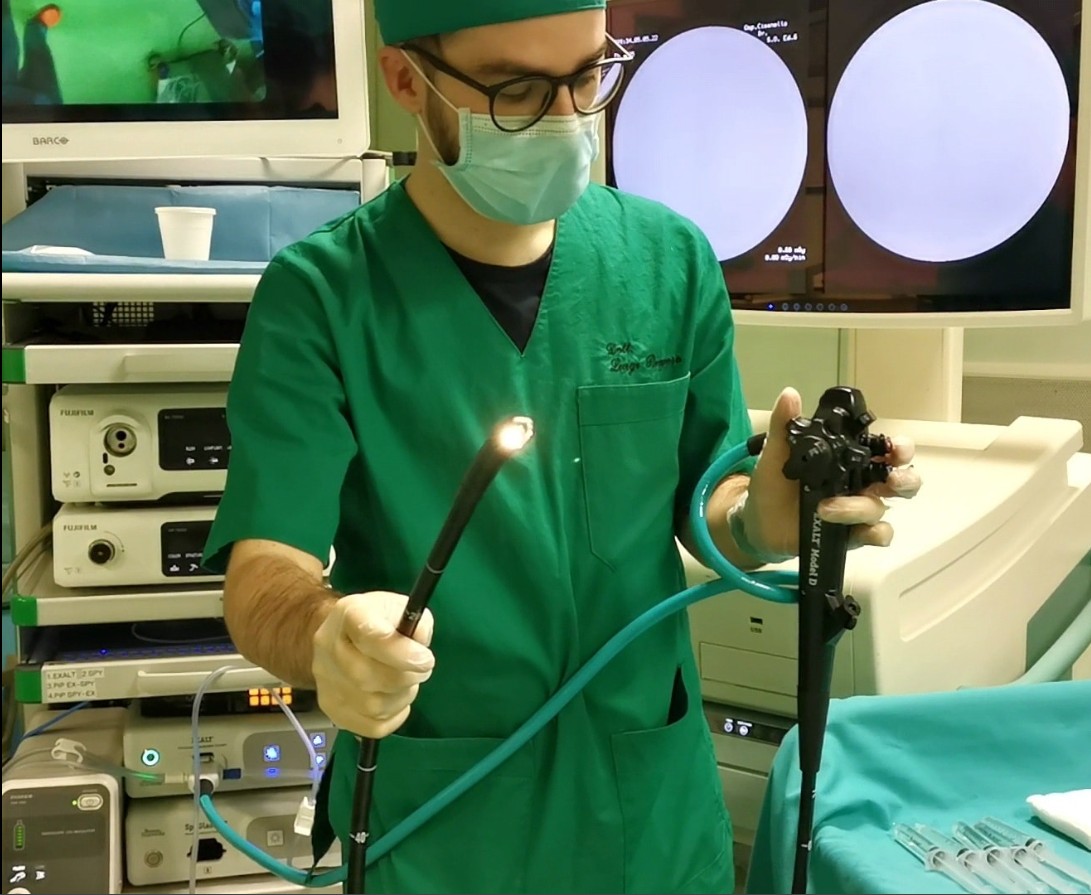 Dott. Ruggiero durante procedura endoscopica